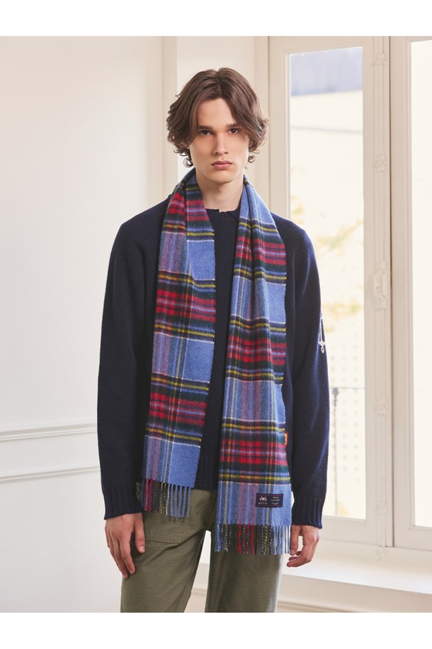 메리노울 머플러 25cm - 블루 빈티지 스튜어트는 부드러운 메리노 램스울 소재로 제작되어 가을, 겨울철 따뜻하고 포근한 착용감을 선사합니다. 클래식 스타일에 어울리는 체크 패턴과 빈티지 블루 컬러, 프린지 디자인이 돋보이며, 울마크 인증을 받은 고품질 제품입니다. 얇은 두께감으로 보온성과 통기성을 동시에 갖춰 일상생활에서 편안하게 착용할 수 있습니다. 2025년 일러스트레이터 '고봄' 작가와의 협업으로 디자인의 가치를 더했습니다. 데이트룩, 가을 나들이룩, 겨울 데일리룩에 클래식하면서도 미니멀한 스타일을 더해보세요.
