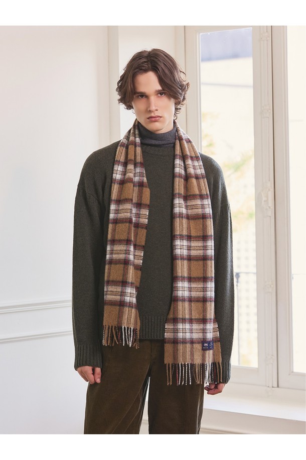 부드러운 메리노울 소재의 "메리노울 머플러 25cm - 카멜 스튜어트"입니다. 카멜, 브라운, 화이트 색상으로 구성되어 있으며, 멜란지 기법의 체크 패턴이 특징입니다. 가을, 겨울 시즌에 착용하기 좋으며, 일상, 산책, 카페 등 다양한 TPO에 잘 어울립니다. 클래식, 미니멀, 캐주얼 스타일을 즐기는 분들께 추천하며, 보온, 흡습, 통기 기능과 램스울 100%의 자연 항균 및 냄새 방지 기능까지 갖췄습니다. 25cm 너비로 제작되어 활용도가 높습니다.
