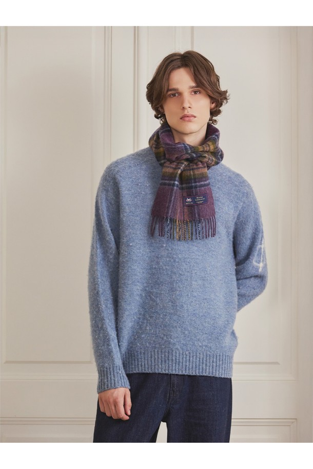 헤더 스튜어트 메리노울 머플러 25cm는 가을, 겨울철 포근함을 선사하는 클래식 스타일의 머플러입니다. 25cm x 190cm 사이즈로, 메리노 양모 100% 소재를 사용하여 부드러운 촉감과 뛰어난 보온성을 자랑합니다. 헤더와 멀티 컬러, 체크 패턴으로 디자인되었으며, 얇은 두께감과 프린지 장식이 특징입니다. 자연 항균, 통기성, 온도 조절, 형태 유지 기능으로 겨울 데일리룩과 가을 나들이룩에 멋을 더해줍니다.
