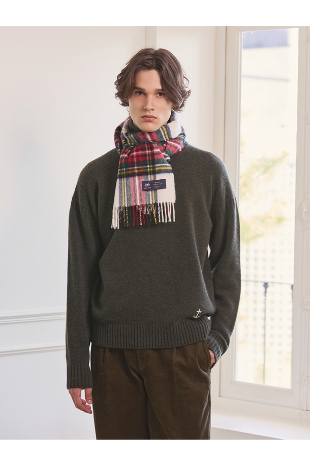 메리노울 머플러 25cm - 드레스 스튜어트는 부드러운 촉감과 따뜻함을 선사하는 겨울철 필수 아이템입니다. 100% 메리노 램스울 소재로 제작되어 뛰어난 보온성과 흡습, 통기 기능을 제공하며, 정전기 방지 기능과 방수 기능으로 실용성을 더했습니다. 클래식한 체크 패턴과 프린지 디자인이 돋보이며, 두꺼운 두께감으로 포근함을 느낄 수 있습니다. 겨울 데일리룩, 산책룩, 카페룩 등 다양한 스타일에 매치하여 클래식하고 미니멀한 무드를 연출해보세요. 화이트, 레드, 그린 3가지 색상으로 만나볼 수 있습니다.
