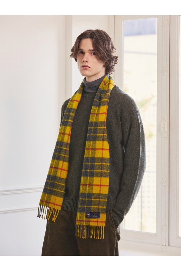 메리노울 머플러 25cm - 맥클리오드는 부드러운 촉감과 클래식한 스타일을 자랑하는 머플러입니다. 가을, 겨울 시즌에 어울리는 얇은 두께의 머플러로, 일상, 산책, 모임 등 다양한 TPO에 활용 가능합니다. 최대 7가지 색상을 혼합하는 밀란지 기법으로 제작되어 은은한 멀티컬러 체크 패턴이 돋보입니다. 15~25마이크론의 메리노울 소재로 제작되어 보온, 흡습, 통기, 향균, 소취 기능을 갖췄으며, 보풀이 적고 형태 변형이 적어 오래도록 사용할 수 있습니다. 울마크 인증을 받은 메리노울 머플러로, 클래식, 미니멀, 캐주얼 스타일을 즐기는 분들에게 추천합니다.
