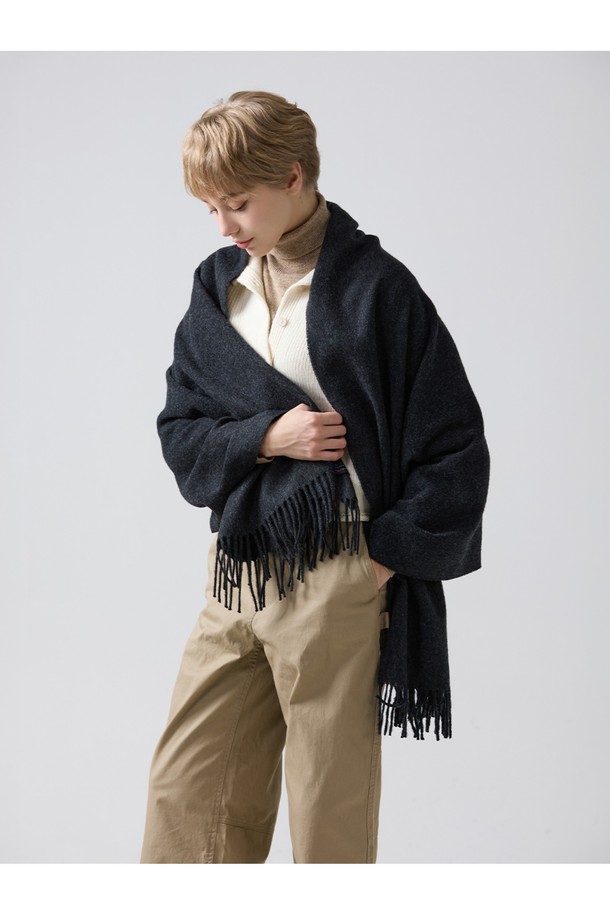 메리노울 숄 70cm - 차콜은 부드러운 메리노울 소재로 제작되어, 겨울철 보온성과 스타일을 동시에 잡을 수 있는 아이템입니다. 70cm x 190cm의 넉넉한 사이즈로, 일상과 격식 있는 자리 모두에 활용 가능하며, 차콜 컬러는 어떤 옷차림에도 잘 어울립니다. 은은한 꽃 또는 유니언잭 패턴으로 포인트를 주었으며, 밀도 있는 두께감과 프린지 디자인이 특징입니다. 보온, 흡습, 통기, 항균, 방취 기능으로 쾌적함을 유지하며, 보풀이 적고 형태 변형이 적어 오래도록 사용할 수 있습니다. 클래식, 미니멀, 캐주얼 스타일의 겨울 데일리룩과 모임룩에 모두 잘 어울립니다.
