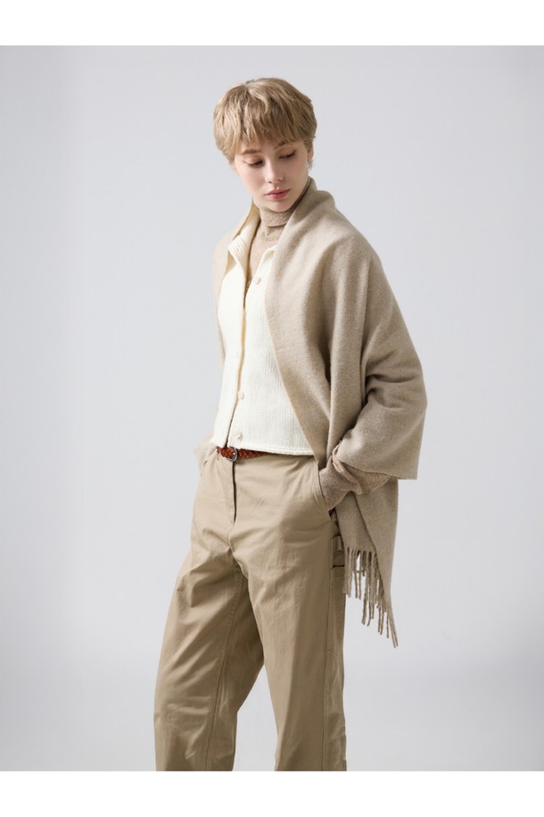 메리노울 숄 70cm - 베이지는 부드러운 촉감과 우수한 보온성을 자랑하는 숄/머플러입니다. 가을, 겨울에 어울리는 두꺼운 두께감과 클래식, 베이직 스타일로 다양한 룩에 활용하기 좋습니다. 15~25마이크론 섬유와 밀란지 기법을 사용하여 형태 변형이 적고, 브리티시 스타일의 고급스러움을 더했습니다. 데일리룩, 모임룩, 오피스룩 등 TPO에 구애받지 않고 클래식, 미니멀, 캐주얼 스타일 모두 소화 가능하며, 프린지 디자인으로 포인트를 주었습니다. 메리노울 소재 특유의 통기, 향균, 소취 기능으로 쾌적하게 착용할 수 있습니다.
