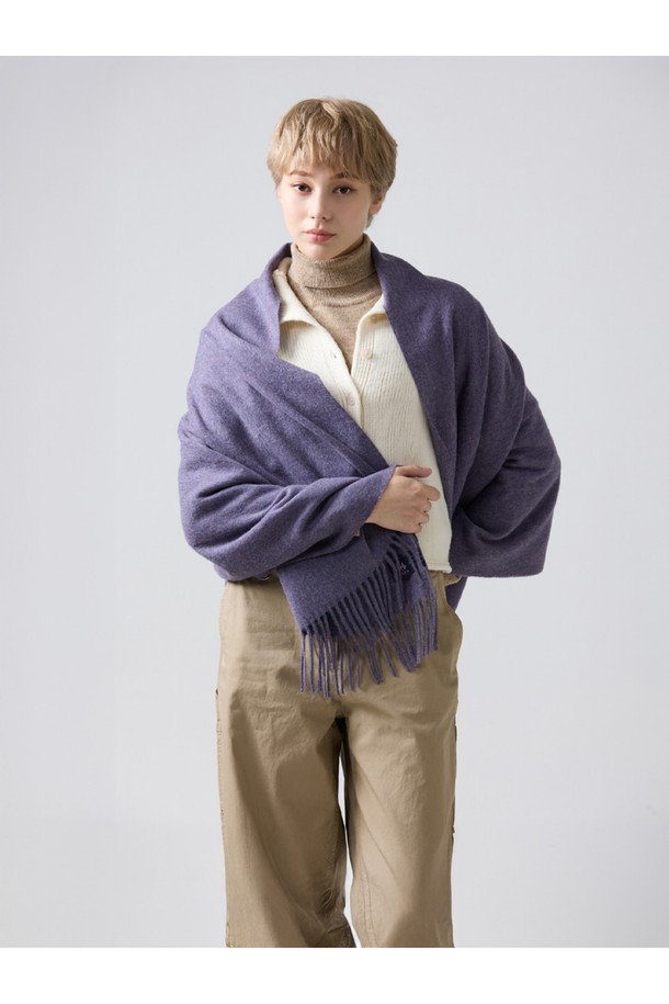 메리노울 숄 70cm - 라벤더는 부드러운 촉감과 우아한 스타일을 선호하는 당신을 위한 겨울철 필수 아이템입니다. 메랑주 기법을 사용하여 빛과 각도에 따라 은은하게 변화하는 라벤더 컬러가 돋보이며, 플라워 패턴과 프린지 디자인이 여성스러움을 더합니다. 중간 두께감의 숄은 보온성과 통기성을 동시에 제공하며, 메리노울 소재 특유의 항균 기능으로 쾌적하게 착용할 수 있습니다. 클래식하면서도 엘레강스한 무드로, 겨울 데일리룩, 모임룩, 오피스룩 등 다양한 TPO에 맞춰 스타일리시하게 연출해보세요. 형태 유지력이 우수하고 필링이 최소화되어 오랫동안 변함없이 아름다움을 간직할 수 있습니다.
