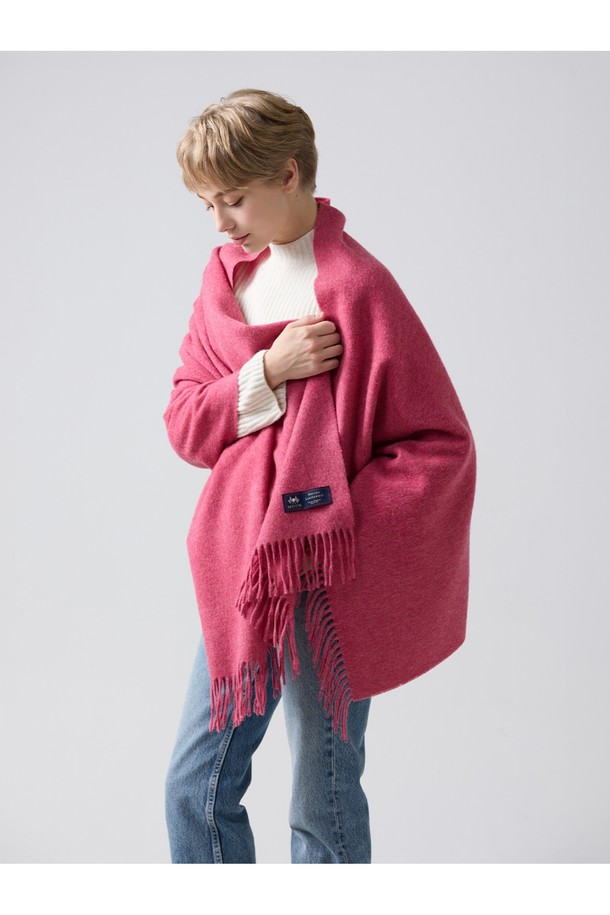 메리노울 숄 70cm - 핑크는 부드러운 촉감과 우수한 보온성을 자랑하는 메리노 램스울 100% 소재의 숄입니다. 빛과 각도에 따라 다채로운 색감을 보여주는 밀란지 패턴과 프린지 디자인이 특징이며, 가을/겨울철 일상, 가을 나들이, 겨울 데일리룩, 산책룩 등 다양한 TPO에 활용하기 좋습니다. 흡습, 통기 기능으로 쾌적함을 유지하며, 보풀이 적고 형태 변형이 적어 오랫동안 변함없이 사용 가능합니다. 클래식, 미니멀, 캐주얼 등 어떤 스타일에도 잘 어울려 폭넓은 활용성을 제공합니다. 15~25마이크론 섬유로 제작되어 더욱 부드러운 착용감을 선사합니다.
