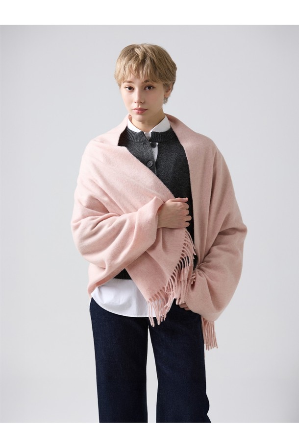 부드러운 메리노울 소재의 숄, "메리노울 숄 70cm - 베이비 핑크"입니다. 얇은 두께감으로 가을, 겨울철에 포근함을 더하며, 멜란지 기법으로 은은한 멋을 자아냅니다. 베이비 핑크 컬러와 클래식, 엘레강스한 스타일이 어우러져 모임룩, 카페룩, 겨울 데일리룩에 돋보이는 포인트를 선사합니다. 프린지 디자인으로 여성스러운 매력을 더하고, 항균, 냄새 방지, 필링 방지 기능으로 위생적이며 형태 유지에도 뛰어납니다. 흡습, 통기 기능으로 쾌적하게 착용할 수 있습니다.
