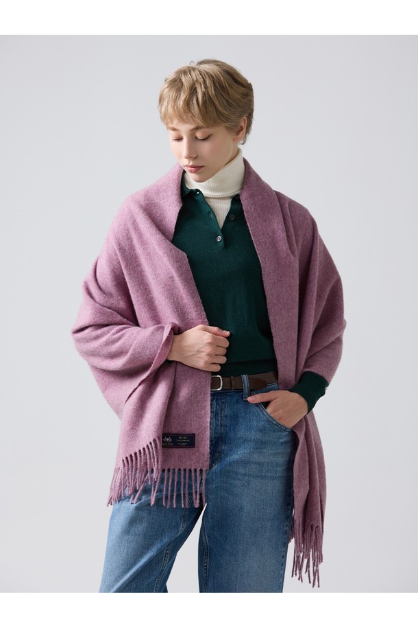 로얄 핑크 컬러의 메리노울 숄 70cm는 가을, 겨울 시즌을 위한 숄/머플러입니다. 메리노 램스울 소재로 제작되어 부드러운 촉감과 뛰어난 보온성을 자랑하며, 흡습, 통기, 항균, 방취 기능까지 갖춰 실용적입니다. 밀란지 기법을 사용하여 최대 5가지 색상을 혼합하고, 빛과 각도에 따라 다채로운 색감 변화를 선사합니다. 꽃 문양과 프린지, 유니언잭 라벨 디자인으로 클래식하고 미니멀한 스타일을 연출하며, 겨울 데일리룩 또는 모임룩에 활용하기 좋습니다. 보풀이 적고 형태 변형이 적어 오랫동안 아름다움을 유지할 수 있습니다.
