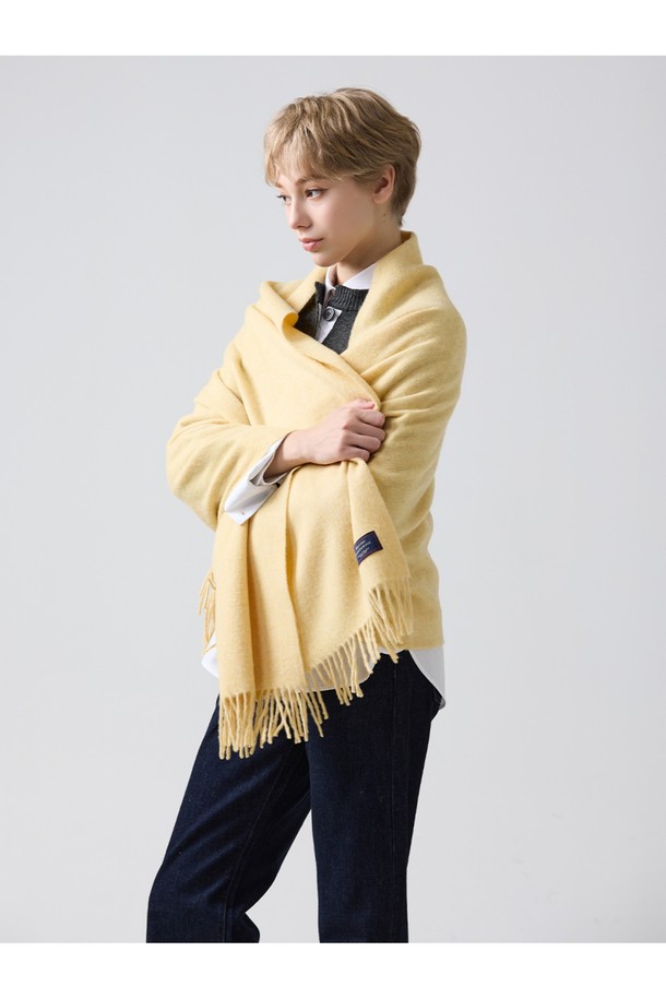 메리노울 숄 70cm - 샌드는 겨울철 따뜻함과 스타일을 동시에 선사하는 머플러입니다. 샌드 컬러의 부드러운 메리노 램스울 소재로 제작되어, 촉촉하고 포근한 착용감을 느낄 수 있습니다. 빛과 각도에 따라 다채로운 색감을 자랑하며, 최대 7가지 색상이 혼합된 밀란지 패턴이 고급스러운 분위기를 더합니다. 격식 있는 자리나 일상에서도 클래식하고 미니멀한 스타일을 연출할 수 있으며, 프린지 디테일이 돋보입니다. 보온성을 높여 겨울 데일리룩, 모임룩, 데이트룩에 폭넓게 활용하기 좋습니다.
