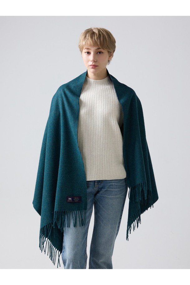 메리노울 숄 70cm - 틸은 겨울철 따뜻함과 스타일을 동시에 잡을 수 있는 클래식한 숄 머플러입니다. 부드러운 메리노울 소재로 제작되어 뛰어난 보온성은 물론, 통기성, 흡습, 항균, 방취 기능까지 갖춰 쾌적하게 착용할 수 있습니다. 틸 컬러에 밀란지 패턴이 더해져 어떤 룩에도 잘 어울리며, 특히 겨울 데일리룩과 모임룩에 활용하기 좋습니다. 울마크 인증 원사를 사용하여 품질을 높였으며, 15~25 마이크론의 섬유 굵기로 부드러운 촉감을 선사합니다. 프린지 디자인이 돋보이며, 형태 유지력이 우수하고 보풀 발생이 적어 오랫동안 변함없이 사용할 수 있습니다.
