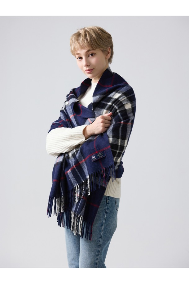 메리노울 숄 70cm - 네이비 톰슨은 부드러운 메리노 램스울 소재로 제작되어 가을, 겨울철 보온성을 높여주는 숄/머플러입니다. 70cm 사이즈로, 일상과 격식 있는 자리 모두에 잘 어울리며, 네이비 컬러의 체크 패턴이 클래식하고 미니멀한 스타일을 연출합니다. 15~25마이크론의 섬세한 섬유로 제작되어 부드러운 촉감을 자랑하며, 프린지 디테일이 돋보입니다. 보온, 흡습, 통기, 항균, 방취 기능으로 쾌적하게 착용할 수 있어 겨울 데일리룩이나 모임룩에 활용하기 좋습니다.
