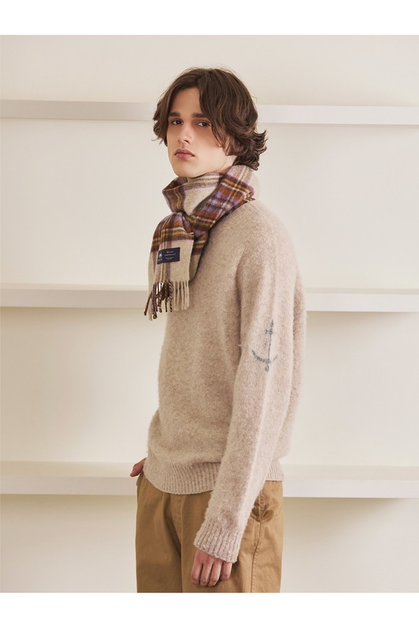 메리노울 머플러 25cm - 드레스 헤더는 부드러운 촉감의 메리노 램스울 100% 소재로 제작되어 가을, 겨울철 따뜻하고 포근하게 착용할 수 있는 머플러입니다. 클래식한 스타일과 잘 어울리는 헤더 및 멀티컬러 배색, 플라워 및 체크 패턴 디자인으로 다양한 룩에 포인트를 더합니다. 중간 두께감으로 보온성을 높였으며, 멜란지 기법을 통해 500가지 이상의 다채로운 컬러를 구현했습니다. 일상, 산책, 여행 등 다양한 TPO에 활용 가능하며 우수한 흡습, 항균, 소취 기능을 갖춰 쾌적하게 사용할 수 있습니다. 특히, 프린지 디테일이 고급스러움을 더합니다.
