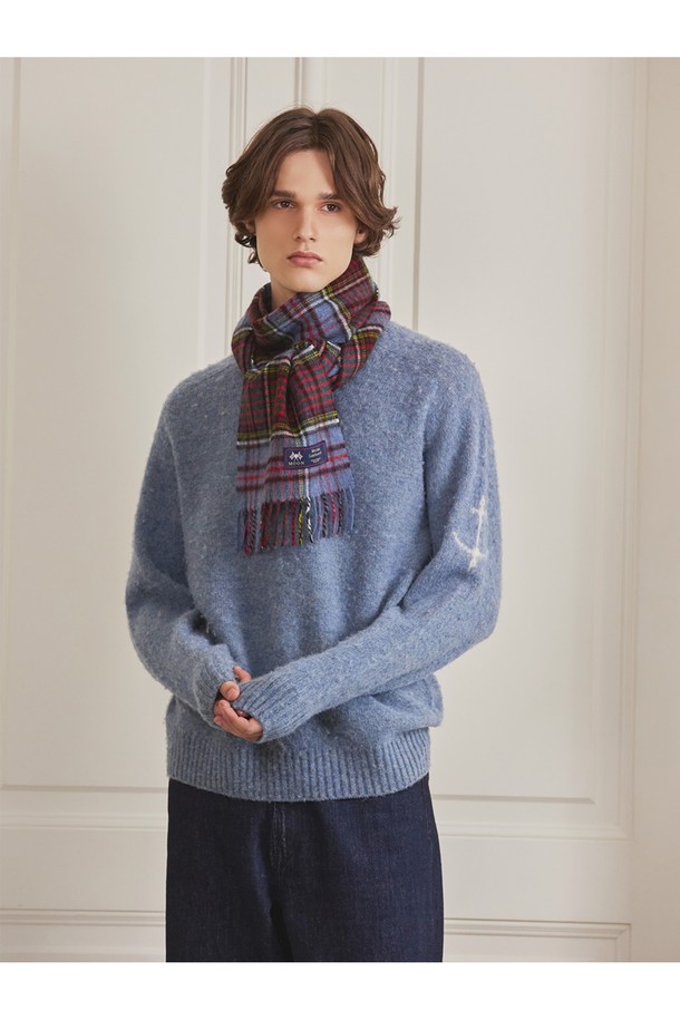 앤더슨 메리노울 머플러 25cm는 100% 메리노 램스울 소재로 제작되어 캐시미어처럼 부드러운 촉감을 자랑합니다. 최대 7가지 색상의 원사를 사용하여 은은하면서도 세련된 체크 패턴을 표현했으며, 자연 항균 및 탈취 기능으로 쾌적하게 착용할 수 있습니다. 가을, 겨울철 데일리룩, 산책룩, 모임룩에 클래식하고 미니멀한 스타일을 더해줄 아이템입니다. 형태 유지력이 우수하며, 보온, 통기성, 흡습 기능으로 실용성까지 갖춘 머플러입니다.
