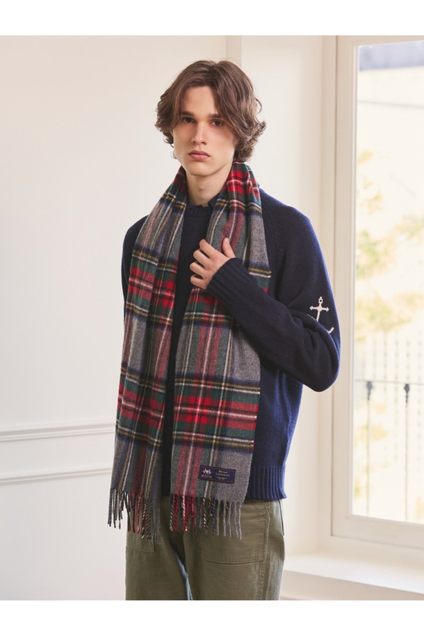 메리노울 숄 머플러 50cm - 뉴그레이 스튜어트는 가을, 겨울에 활용하기 좋은 머플러/숄입니다. 50cm x 190cm 크기로, 클래식하고 베이직한 스타일을 연출하며, 체크 패턴과 뉴그레이 스튜어트 컬러 배색이 특징입니다. 15-25 마이크론의 메리노울 소재로 제작되어 부드러운 촉감과 우수한 보온, 흡습 기능을 제공하며, 프린지 디자인으로 포인트를 더했습니다. 데일리룩, 산책룩, 모임룩 등 다양한 TPO에 활용하여 클래식, 미니멀, 캐주얼 스타일을 완성해보세요. 형태 유지력과 통기성, 항균 및 방취 기능으로 쾌적하게 착용할 수 있습니다.
