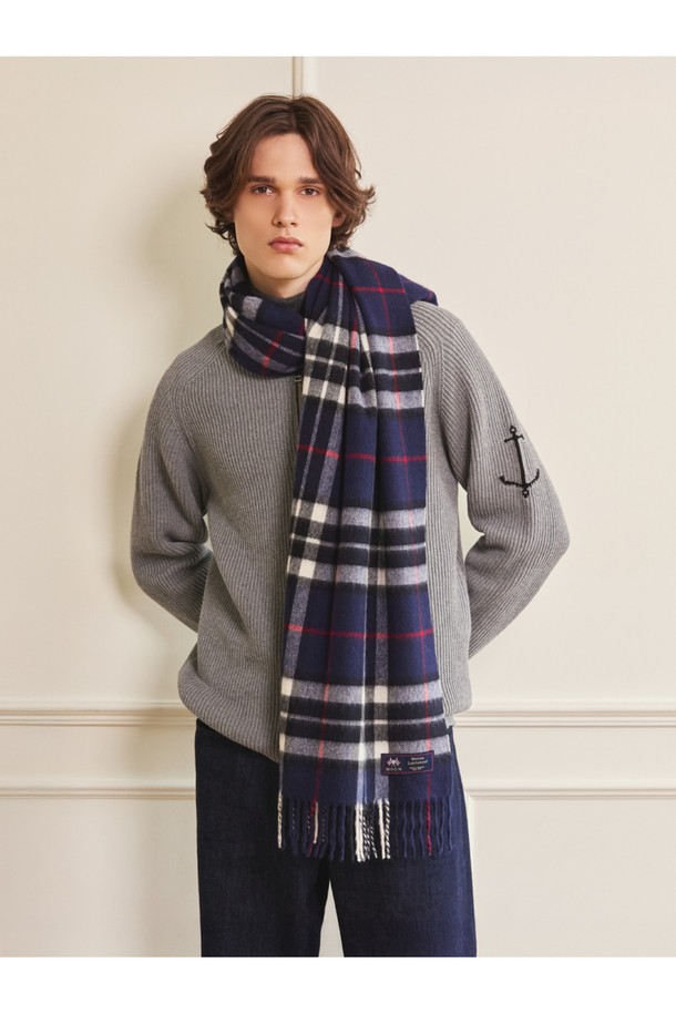 메리노울 숄 머플러 50cm - 네이비 톰슨은 부드러운 촉감의 메리노울 소재로 제작되어 가을, 겨울철 따뜻함을 선사합니다. 클래식한 체크 패턴과 멜란지 기법이 적용되어 세련된 분위기를 연출하며, 넉넉한 50cm 폭과 프린지 디자인으로 포인트를 더했습니다. 보온, 흡습, 통기 기능은 물론, 프리미엄 램스울과 울마크 인증으로 품질을 보장합니다. 겨울 데일리룩, 모임룩, 산책룩 등 다양한 TPO에 클래식, 미니멀, 캐주얼 스타일로 활용하기 좋습니다. 네이비 컬러는 어떤 의상에도 잘 어울려 실용적인 아이템입니다.
