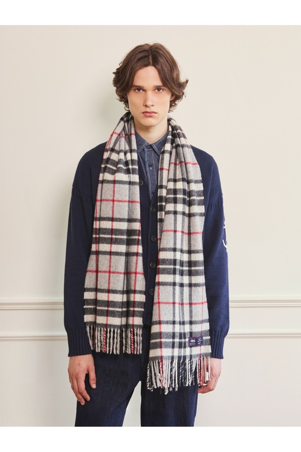 메리노울 숄 머플러 50cm - 그레이 톰슨은 100% 메리노 램스울 소재로 제작되어 부드러운 촉감과 뛰어난 보온성을 자랑합니다. 멜란지 기법과 다양한 컬러 원사 혼합으로 은은하고 세련된 분위기를 연출하며, 체크 패턴이 클래식하면서도 베이직한 스타일을 더합니다. 가을, 겨울철 데일리룩과 산책룩에 매치하기 좋으며, 중간 두께감으로 답답함 없이 따뜻하게 착용할 수 있습니다. 프린지 디자인이 돋보이며, 항균 및 방취 기능과 통기성까지 갖춰 실용적입니다.
