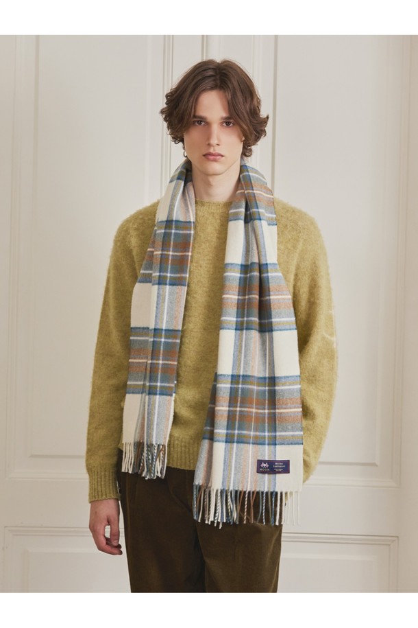 메리노 울 숄 머플러 50cm - 뉴 뮤티드 블루 스튜어트는 부드러운 촉감의 메리노 울 소재로 제작되어 가을, 겨울에 포근함을 선사합니다. 멜란지 기법을 통해 다채로운 색감을 표현했으며, 최대 7가지 컬러가 혼합되어 고급스러운 분위기를 자아냅니다. 클래식한 체크 패턴과 프린지 디자인이 돋보이며, 일상 또는 포멀 룩에 모두 잘 어울립니다. 보온, 흡습, 통기 기능은 물론, 자연스러운 항균 및 탈취 기능과 온도 조절 기능까지 갖춰 실용적입니다. 오피스룩, 모임룩, 겨울 데일리룩에 스타일리시하게 매치할 수 있습니다.
