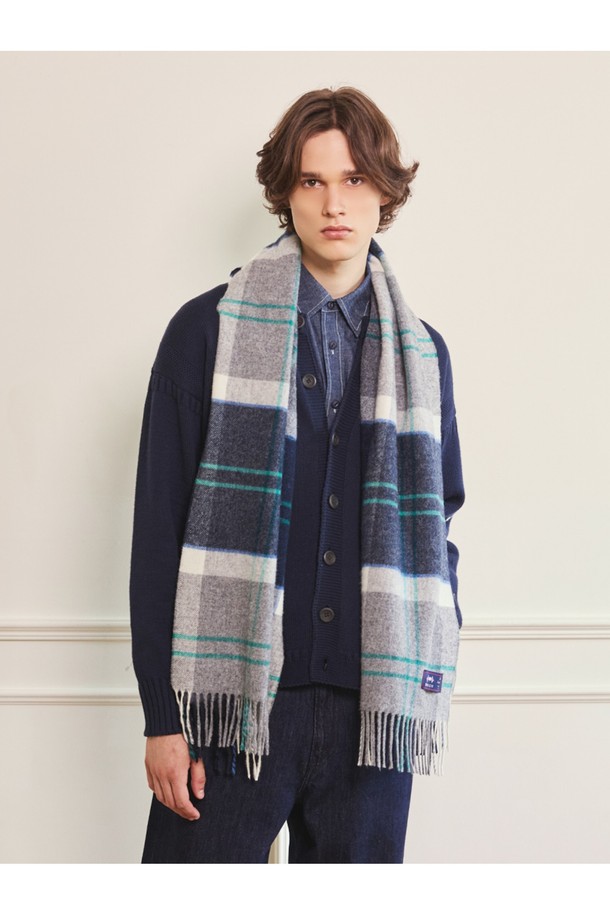 메리노울 숄 머플러 50cm - 우드하우스 그레이 블루는 가을과 겨울, 일상에서 따뜻함과 스타일을 더해줄 머플러입니다. 부드러운 메리노울 소재로 제작되어 뛰어난 보온성과 통기성을 자랑하며, 멜란지 기법을 사용해 은은하고 고급스러운 분위기를 연출합니다. 클래식하고 베이직한 체크 패턴에 프린지 디테일이 더해져 멋스러움을 더하고, 자연스러운 드레이프성으로 우아한 핏을 선사합니다. 겨울 데일리룩, 산책룩, 모임룩 등 다양한 스타일에 미니멀하고 캐주얼하게 매치하여, 영국 전통 스타일을 경험해 보세요. 필링을 최소화하고 형태 유지력이 우수하여 오랫동안 변함없이 착용할 수 있습니다.
