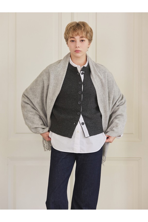 메리노울 숄 70cm - 실버는 가을, 겨울에 어울리는 우아하고 따뜻한 숄입니다. 부드러운 메리노 램스울 소재로 제작되어 뛰어난 보온성을 제공하며, 은은한 실버 컬러와 밀란지 패턴이 고급스러운 분위기를 더합니다. 얇은 두께감으로 답답함 없이 착용 가능하며, 프린지 디자인이 세련된 포인트를 줍니다. 일상, 격식 있는 자리 모두 활용 가능하며, 보온, 흡습, 통기, 항균, 방취 기능으로 쾌적하게 착용할 수 있습니다. 빛과 각도에 따라 다채로운 색감을 자아내며 7가지 색상이 혼합되어 더욱 매력적입니다.
