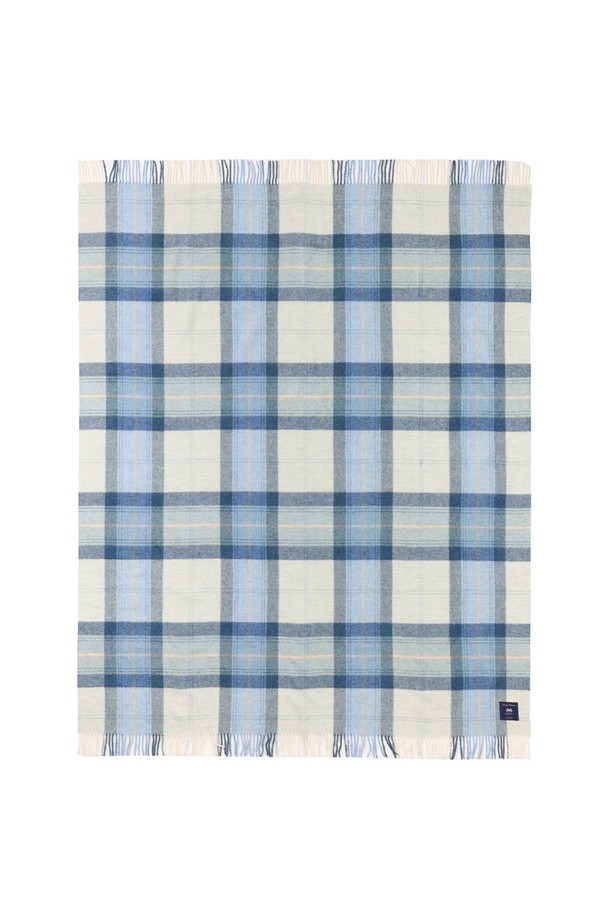 포근한 셔틀랜드 울 소재의 블랭킷, 스카이 블루 컬러가 당신의 공간에 부드러운 매력을 더합니다. 체크와 플라워 패턴이 조화롭게 어우러져 클래식, 미니멀, 캐주얼 등 다양한 스타일 연출에 용이합니다. 두꺼운 두께감과 부드러운 촉감으로 실내에서 포근함을 선사하며, 울마크 인증을 받은 셔틀랜드 울은 보온, 통기성, 항균, 소취 기능까지 갖춰 사계절 내내 쾌적하게 사용 가능합니다. 프린지 디자인으로 포인트를 더했으며, 멜란지 기법과 친환경 생산, 동물복지 기준 준수로 높은 품질을 자랑합니다.
