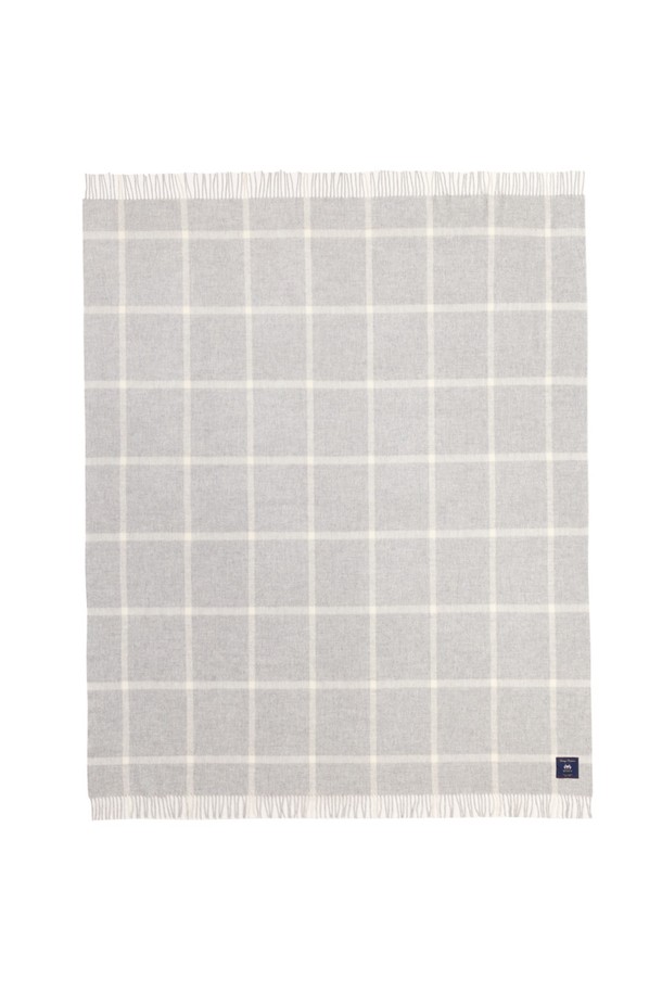 메리노 울 블랭킷 - 윈도우페인 그레이는 부드러운 촉감과 뛰어난 보온성을 자랑하는 겨울용 블랭킷입니다. 145cm X 190cm 사이즈로, 메리노 울 100% 소재와 영국 전통 스타일의 윈도우페인(체크) 패턴이 어우러져 클래식하고 미니멀한 분위기를 연출합니다. 복합 멜란지 컬러링 기법과 프린지 디테일이 돋보이며, 항균 및 방취 기능, 뛰어난 수분 흡수/발산 능력으로 쾌적하게 사용할 수 있습니다. 집콕, 겨울 데일리룩, 캠핑 등 다양한 TPO에 활용하여 포근하고 따뜻한 겨울을 보내세요. 필링 방지 및 형태 유지력이 우수하여 오래도록 변함없이 사용할 수 있습니다.
