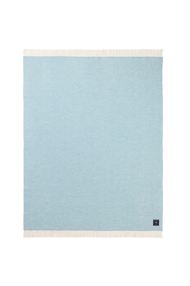 메리노 울 블랭킷 - 아쿠아는 부드러운 촉감과 포근함을 선사하는 겨울철 필수 아이템입니다. 울마크 인증을 받은 메리노 울 소재로 제작되어 보온성은 물론 정전기 방지 기능까지 갖췄습니다. 7가지 색상의 실을 혼합하여 500가지 이상의 다채로운 컬러 변형이 가능하며, 클래식하면서도 모던한 스타일을 연출합니다. 두꺼운 두께감과 자연스러운 광택감, 그리고 방수 기능까지 더해져 집콕룩과 겨울 데일리룩에 완벽하게 어울립니다. 뛰어난 내구성과 프리미엄 가공으로 오래도록 변함없는 가치를 경험해 보세요.
