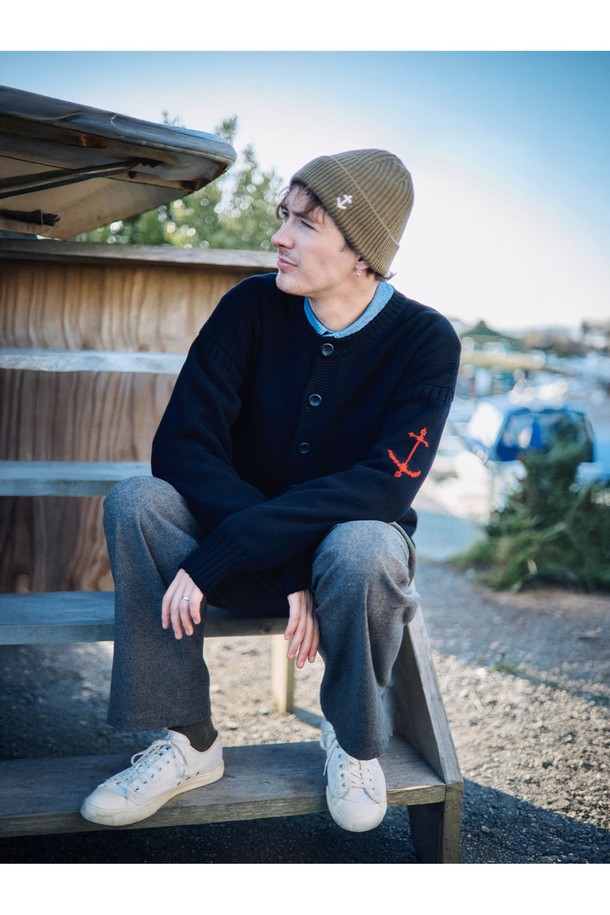 17세기 전통 피셔맨 가디건 디자인을 재현한 헤비코튼 피셔맨 헤리티지 가디건 - 블랙입니다. 튼튼하고 두꺼운 면 소재로 제작되어 가을, 겨울철 잦은 착용에도 끄떡없으며, 레귤러핏으로 편안한 착용감을 선사합니다. 클래식과 캐주얼 스타일을 아우르는 디자인으로, 다이아몬드 형태의 거셋 디테일, 손가락 구멍, 왼쪽 소매 앵커 포인트, 레오파드 엠블럼 디테일을 더해 소장 가치를 높였습니다. 라운드넥에 긴 소매 기장으로 제작되었으며, 밑단 트임으로 활동성을 더했습니다. 겨울 데일리룩 또는 모임룩에 활용하여 미니멀하면서도 스타일리시한 연출을 해보세요. 
