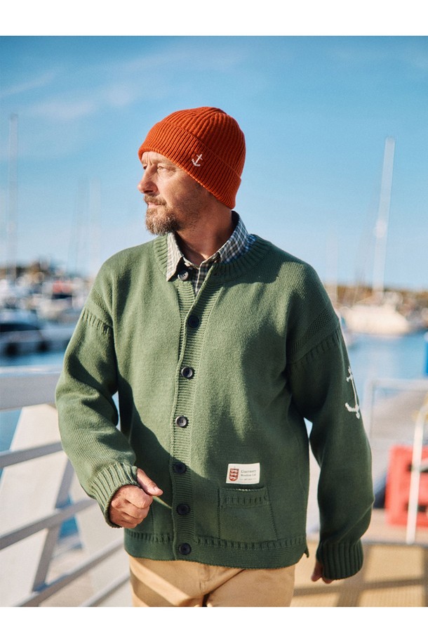 헤비코튼 피셔맨 헤리티지 가디건 - 올리브는 묵직한 촉감과 두꺼운 두께감으로 보온성을 높인 남녀 공용 가디건입니다. 10수 코튼 원사를 사용하여 내구성을 높였으며, 클래식하고 캐주얼한 스타일을 연출하기 좋습니다. 밑단 절개 디테일과 핑거홀이 적용되어 활동성을 더했으며 앵커 포인트 디자인과 헤리티지 패턴이 특징입니다. 봄, 가을, 겨울철 데일리룩에 활용하기 좋은 레귤러핏 긴소매 라운드넥 버튼 가디건입니다. 올리브 컬러로 어떤 옷에도 매치하기 용이합니다.

