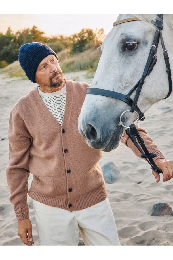 슈퍼 파인 메리노울 브이넥 가디건 - 카멜 브라운은 부드러운 촉감과 뛰어난 보온성을 자랑하는 가을/겨울 필수 아이템입니다. 18.5마이크로미터 이하의 초미세 등급 메리노울 소재로 제작되어 밀도 높은 짜임과 단단한 조직감을 느낄 수 있습니다. 베이직하고 클래식한 디자인으로, 포켓과 핑거홀, 사시 봉제 마감, 깔끔한 봉제선 등의 디테일이 돋보입니다. 레귤러핏에 브이넥으로 디자인되어 겨울 데일리룩, 오피스룩, 모임룩 등 다양한 TPO에 활용하기 좋습니다. 카멜 브라운을 포함한 네이비, 미드 그레이, 체스트넛, 포레스트 그린 5가지의 다채로운 컬러로 만나보세요.
