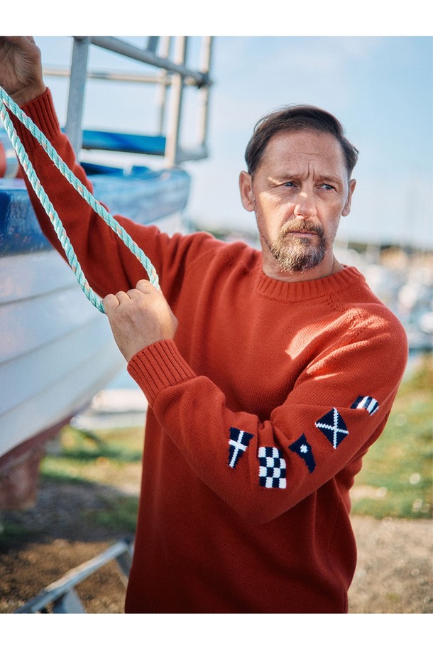 헤비코튼 시그널 플래그 스웨터 - 머스타드는 2차 세계 대전 당시 영국 해군을 모티브로 디자인된, 묵직한 촉감의 헤비 코튼 스웨터입니다. 10수 고급 코튼 원사를 사용하여 보온성이 뛰어나 가을, 겨울철 데일리룩, 산책룩, 카페룩 등 다양한 TPO에 활용하기 좋습니다. 레귤러 핏으로 제작되었으며, 라운드넥 디자인과 긴 소매, 핑거홀 적용으로 실용성을 더했습니다. 캐주얼, 클래식, 미니멀 등 어떤 스타일에도 잘 어울리는 머스타드 컬러의 시그널 플래그 패턴 스웨터입니다. 성형 편직 방식과 사시 봉제 마감으로 높은 퀄리티를 자랑합니다.
