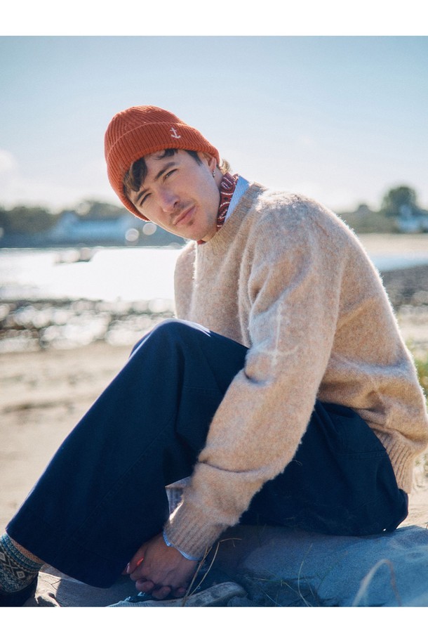 셔틀랜드울 쉐기독 홀가먼트 스웨터 - 살몬 오렌지 색상은 가을과 겨울, 겨울 데일리룩, 카페룩, 모임룩에 어울리는 클래식, 미니멀, 캐주얼 스타일의 니트 스웨터입니다. 셔틀랜드 울 소재로 제작되어 부드러운 촉감과 뛰어난 보온성을 제공하며, 브러싱 공정을 통해 독특한 퍼지 질감을 더했습니다. 홀가먼트 구조(무봉제 3차원 니팅)로 제작되어 피부에 닿는 거친 봉제선 없이 편안하게 착용 가능하며, 신체 곡선을 따라 자연스러운 드레이핑을 연출합니다. 공기층을 형성하여 보온성을 높였으며, 빈티지한 외관으로 시간이 지날수록 멋스러운 변화를 느낄 수 있습니다. 
