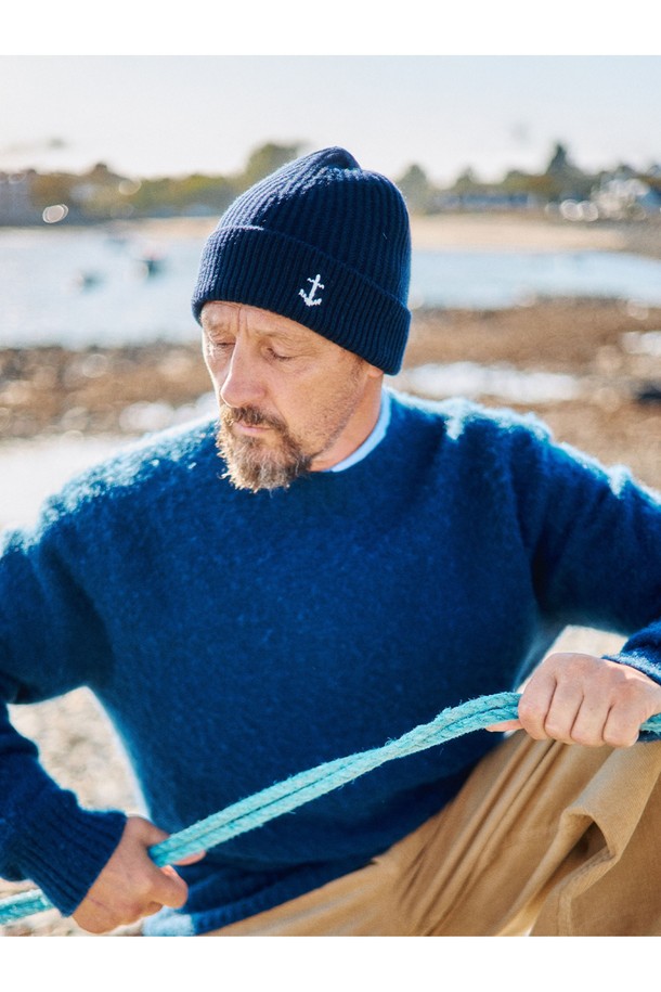 **셔틀랜드울 쉐기독 홀가먼트 스웨터 - 딥 블루**

부드러운 촉감과 뛰어난 보온성을 자랑하는 셔틀랜드울 소재의 쉐기독 스웨터입니다. 딥 블루 컬러와 클래식, 모던 스타일을 결합하여 겨울철 데일리룩과 모임룩에 모두 잘 어울립니다. 홀가먼트 공법으로 제작되어 3D 실루엣을 연출하며, 손목에는 손가락 구멍 디테일을 더했습니다. 넉넉한 핏의 라운드넥 디자인에 긴 소매 기장으로 편안하게 착용할 수 있으며, 신축성 또한 뛰어납니다.
