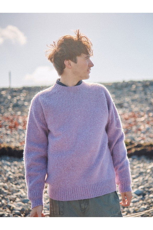 부드러운 셔틀랜드울 소재의 쉐기독 홀가먼트 스웨터입니다. 봉제선 없는 홀가먼트 구조로 제작되어 자연스러운 실루엣을 연출하며, 왼쪽 소매의 앵커 포인트 디테일이 특징입니다. 브러싱 처리로 복슬복슬한 질감을 살렸으며, 공기층을 형성하여 뛰어난 보온성을 제공합니다. 그레이프주스 컬러로, 가을, 겨울철 데일리룩에 클래식, 미니멀, 캐주얼 스타일로 활용하기 좋습니다. 튼튼하고 탄력적인 소재로 오래도록 따뜻하게 착용할 수 있습니다.
