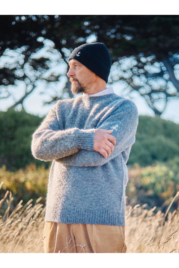 셔틀랜드울(Shetland Wool) 쉐기독 홀가먼트 스웨터 - 코코아는 부드러운 촉감과 따뜻한 보온성을 자랑하는 울 소재의 스웨터입니다. 은은한 빗줄 패턴과 봉제선 없는 홀가먼트 공법으로 제작되어 편안한 착용감을 선사합니다. 1950년대 셔틀랜드 스웨터를 재해석하여 클래식하고 빈티지한 무드를 연출하며, 왼쪽 소매 앵커 포인트 디테일이 돋보입니다. 가을, 겨울 시즌 데일리룩, 카페룩, 데이트룩 등 다양한 스타일에 매치하여 클래식, 미니멀, 캐주얼 스타일을 완성해보세요. 코코아를 포함한 18가지 다채로운 컬러 옵션(크림브륄레, 머디, 퍼피, 살몬, 오렌지, 던 그레이, 블랙, 페퍼, 딥 블루, 피카딜리, 고흐 블루, 그레이프주스, 허브빌리, 커스터드, 모스 브라운, 포레스트 그린, 마말레이드)으로 만나보실 수 있습니다.
