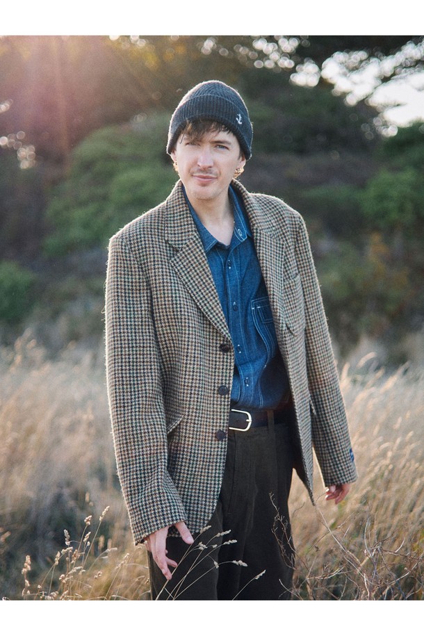 아브라함문 하운드투스 울 재킷 - 클래식 카멜은 가을과 겨울, 오피스룩, 비즈니스 캐주얼, 회의룩에 어울리는 싱글 버튼 자켓입니다. 클래식하고 미니멀하며 시크한 스타일을 연출하며, 도톰한 두께감과 부드러운 촉감의 울 소재로 제작되었습니다. 3버튼 싱글 디자인에 새틴 안감, 네크 밴드 울 혼방 배색, 싱글 웰트 포켓과 아웃 포켓 디테일이 특징입니다. 하운드투스 패턴의 클래식 카멜 컬러가 고급스러운 분위기를 더합니다. 레귤러핏으로 제작되어 편안한 착용감을 제공하며, 긴소매 기장으로 제작되었습니다.
