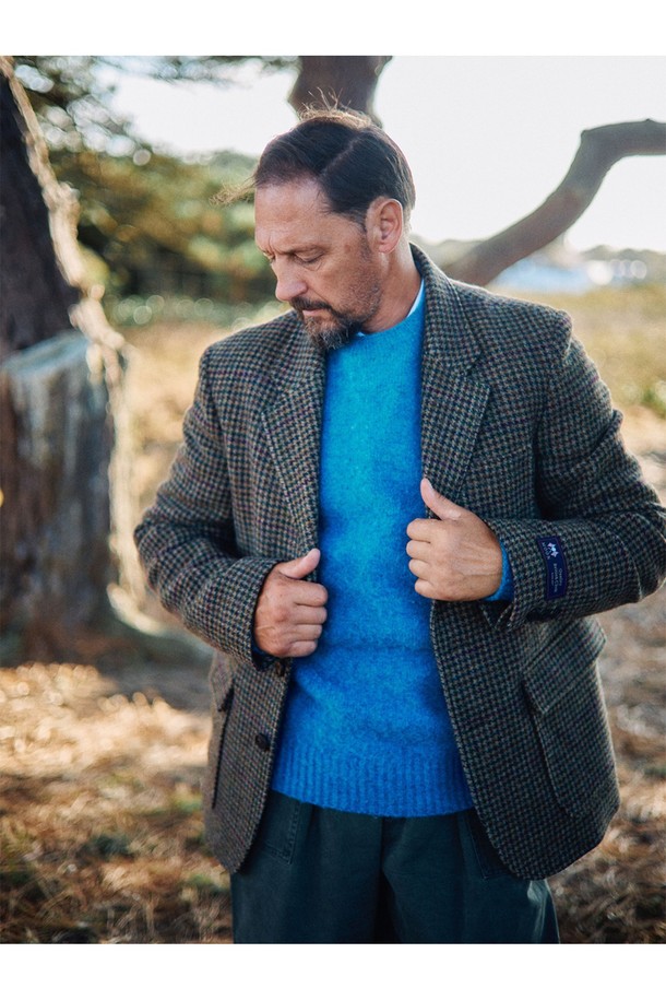 아브라함문 하운드투스 울 재킷 - 카키는 가을, 겨울 시즌에 어울리는 클래식 스타일의 울 자켓입니다. 부드러운 촉감의 울 소재와 레귤러 핏으로 편안한 착용감을 선사하며, 3버튼 싱글 디자인에 내추럴 숄더라인, 안쪽 웰트 포켓, 바깥쪽 라벨 포켓, 혼 버튼, 실크 같은 안감 디테일로 고급스러움을 더했습니다. 카키 컬러의 하운드투스 패턴은 출근룩, 오피스룩, 겨울 데일리룩 등 다양한 TPO에 활용 가능하며, 클래식, 미니멀, 시크한 스타일을 연출하기 좋습니다. 긴 소매 기장의 레귤러핏 자켓으로, 싱글 버튼 여밈 방식입니다.
