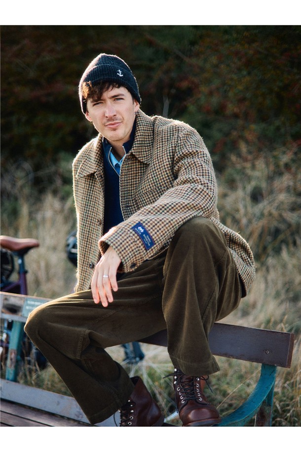 아브라함문 하운드투스 울 초어 재킷 - 클래식 카멜은 가을, 겨울 시즌에 어울리는 아우터입니다. 부드러운 울 소재로 제작되어 따뜻하고 편안한 착용감을 선사하며, 넥밴드 디테일과 자연스러운 어깨 라인으로 세련된 실루엣을 연출합니다. 클래식한 하운드투스 패턴과 카멜 컬러가 어우러져 오피스룩, 비즈니스 캐주얼, 겨울 데일리룩 등 다양한 TPO에 활용 가능하며 미니멀하고 클래식한 스타일을 완성합니다. 내부 웰트 포켓과 외부 플랩 포켓, 로고 각인 혼 버튼, 밀키한 마감, 빈티지한 느낌 등 섬세한 디테일이 돋보입니다. 내추럴 핏으로 편안하게 착용할 수 있는 레귤러 기장의 긴소매 버튼 여밈 재킷입니다.
