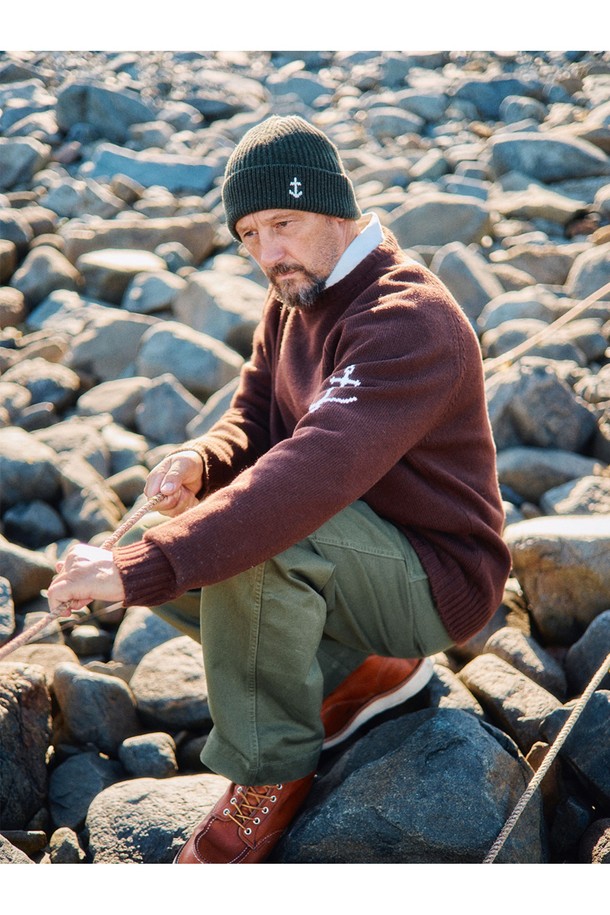 앵커 플로팅 숏 비니 - 다크 올리브는 겨울과 가을에 착용하기 좋은 모자입니다. 부드러운 울 소재로 제작되어 보온성과 방풍 기능을 제공하며, 숏 기장으로 제작되어 활동성을 높였습니다. 앵커 포인트 디테일과 전통적인 니트 패턴이 특징이며, 고밀도 니트 구조와 심리스 구조로 편안한 착용감을 선사합니다. 특히, 한국 시장 전용 커스텀 버전으로 아시안 체형에 맞춰 제작되었습니다. 클래식, 캐주얼, 미니멀 스타일의 겨울 데일리룩, 산책룩, 여행룩에 잘 어울립니다.
