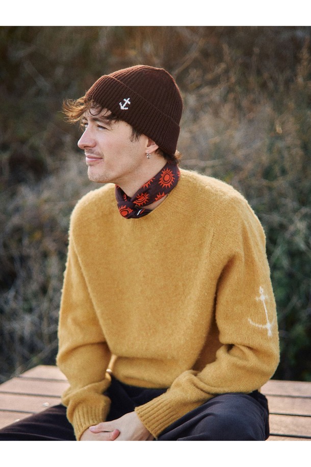 앵커 플로팅 숏 비니 - 브라운은 슈퍼파인 메리노 울 100% 소재로 제작되어 부드러운 촉감을 자랑하는 남녀 공용 비니입니다. 가을, 겨울 시즌 착용하기 좋으며, 보온, 방풍, 통기성을 제공하는 기능성 제품입니다. 숏 모자 깊이에 앵커 디테일과 케이블 패턴이 돋보이며, 클래식, 미니멀, 캐주얼 스타일을 연출하기 좋습니다. 심리스 구조에 링킹 기법을 사용하여 제작되었으며 아시안 핏으로 편안하게 착용 가능합니다. 겨울 데일리룩, 산책룩, 여행룩에 포인트 아이템으로 활용해 보세요.
