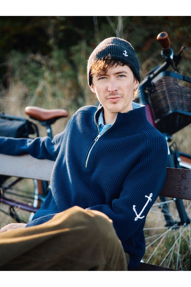 앵커 플로팅 숏 비니 - 차콜은 부드러운 촉감의 메리노 울 소재로 제작된 공용 비니입니다. 숏 기장으로 디자인되어 가을, 겨울철 데일리룩, 산책룩, 여행룩 등 다양한 TPO에 활용하기 좋습니다. 고밀도 니팅 공법과 두꺼운 두께감으로 보온성이 뛰어나며, 통기성 또한 우수하여 쾌적한 착용감을 제공합니다. 클래식, 미니멀, 캐주얼 스타일 모두 소화 가능하며, 앵커 디자인 장식이 포인트입니다. 내구성이 뛰어나 오랫동안 착용할 수 있습니다.
