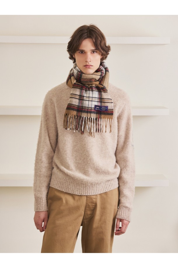 메리노울 숄 머플러 50cm - 카멜 스튜어트는 부드러운 촉감의 메리노울 소재로 제작된 머플러입니다. 카멜과 멜란지 컬러의 조화, 클래식하면서도 캐주얼한 체크 패턴이 특징입니다. 가을과 겨울 시즌에 보온성을 더하며, 데이트룩, 출근룩, 모임룩 등 다양한 TPO에 활용할 수 있습니다. 50cm 너비로 제작되어 활용도가 높으며, 클래식, 캐주얼, 미니멀 스타일 모두 소화 가능합니다.
