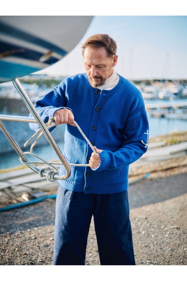 1940 오피서 치노 팬츠는 남성용 치노팬츠로, 밀리터리 및 클래식 스타일을 기반으로 제작되었습니다. 네이비 컬러의 무지 디자인에 릴랙스 핏으로 편안한 착용감을 선사하며, 사계절 내내 활용 가능합니다. 면 소재로 제작되어 부드러운 촉감을 자랑하며, YKK 지퍼, 천연 혼 버튼, 더블 웰트 포켓, 코인 포켓 등 디테일한 부분까지 신경 썼습니다. 바이오 워싱 가공을 통해 자연스러운 에이징 효과를 더하여, 출근룩, 비즈니스 캐주얼, 모임룩 등 다양한 TPO에 맞춰 클래식, 미니멀, 워크웨어 스타일을 연출할 수 있습니다.
