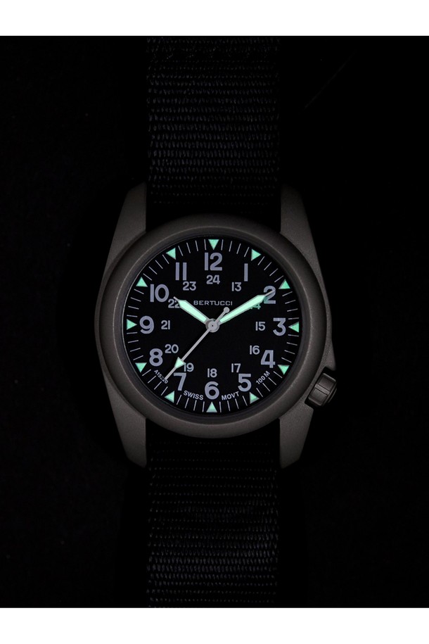 A-2S 빈티지 필드워치 11500은 남녀 모두 착용 가능한 밀리터리 스타일의 필드워치입니다. 블랙과 실버 색상으로 출시되었으며, 스테인리스 스틸과 나일론 소재를 사용하여 내구성을 높였습니다. 100m 방수 기능, Super-LumiNova 야광 처리, 내충격 기능을 갖춰 아웃도어, 전술용, 일상생활에서 폭넓게 활용할 수 있습니다. 4시 방향 크라운, NATO 스트랩, 유니바디 케이스, 24시간 다이얼 마킹 등 빈티지 워치 스타일을 완성하는 디테일이 돋보입니다. 여행룩, 클래식, 미니멀, 워크웨어 스타일을 즐기는 분들께 추천합니다.
