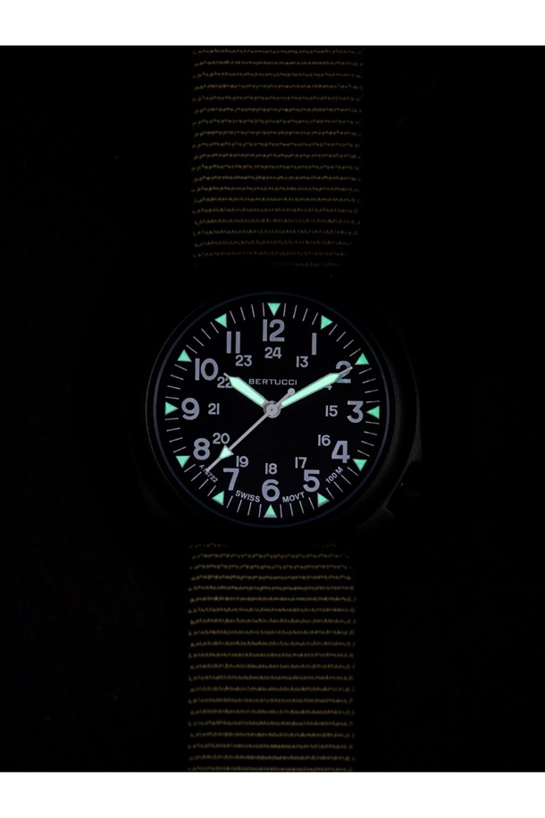 A-2S 빈티지 필드워치 11510은 클래식, 미니멀, 캐주얼 스타일을 즐기는 분들을 위한 시계입니다. 데이트룩, 카페룩, 쇼핑룩 등 다양한 TPO에 매치하여 세련된 분위기를 연출할 수 있습니다. 빈티지한 디자인과 심플한 디자인의 조화는 어떤 스타일에도 자연스럽게 어울립니다. 시계의 크기, 소재, 특징 등 자세한 정보는 상품 상세 페이지에서 확인하실 수 있습니다. 지금 바로 A-2S 빈티지 필드워치 11510으로 당신의 스타일을 완성해 보세요.
