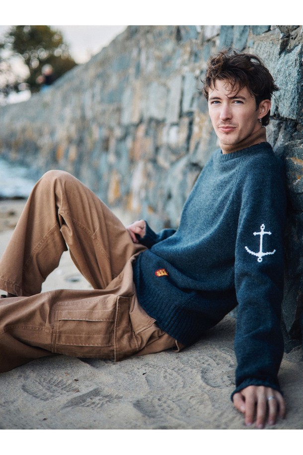 워시드 브리티쉬 아미 필드 팬츠 - 카키는 남성을 위해 디자인된 밀리터리 & 캐주얼 스타일의 긴 바지입니다. 면 소재로 제작되어 봄, 가을에 착용하기 좋으며, 일상 및 아웃도어 활동에 적합합니다. 레귤러핏으로 편안한 착용감을 제공하며, 워싱 가공을 통해 부드러운 촉감을 느낄 수 있습니다. 캠핑룩, 등산룩, 캐주얼, 워크웨어 스타일을 완성해 보세요. 카고 포켓 디테일이 특징입니다.
