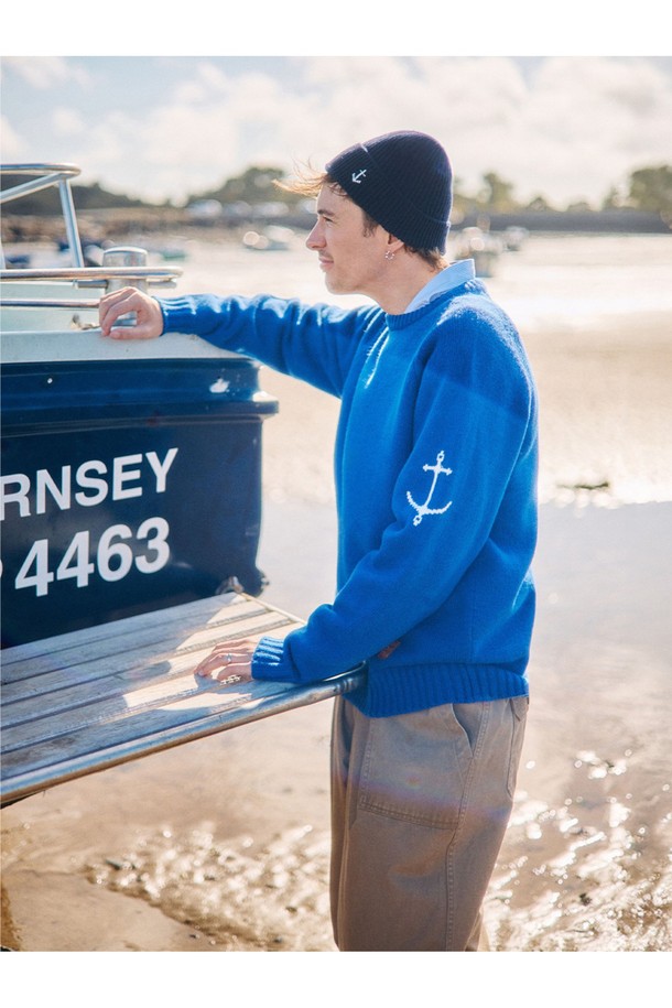 코튼 베이커 밴딩 팬츠 - 카키는 편안함과 스타일을 동시에 잡은 남성용 반바지입니다. 면 소재로 제작되어 봄, 여름 시즌에 시원하게 착용하기 좋으며, 루즈핏 디자인으로 활동성을 높였습니다. 허리 밴딩 처리로 편안한 착용감을 제공하며, 베이직하고 캐주얼한 스타일로 다양한 상의와 매치하기 좋습니다. 여행이나 휴가와 같은 TPO에 적합하며, 캐주얼, 미니멀, 클래식 스타일을 연출하기 좋습니다. 무지 디자인과 카키 컬러로 어떤 상의에도 잘 어울려 데일리룩으로 활용하기 좋습니다.
