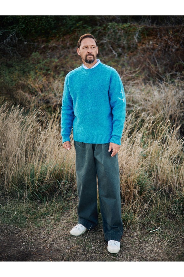 코튼 베이커 밴딩 팬츠 - 올리브는 봄, 여름 시즌에 적합한 남성용 반바지입니다. 부드러운 면 소재로 제작되어 편안한 착용감을 선사하며, 루즈 핏과 밴딩 디자인으로 활동성을 높였습니다. 무지 디자인에 올리브 색상으로 캐주얼하고 베이직한 스타일을 연출하기 좋습니다. 여행룩이나 캠핑룩, 또는 미니멀하고 클래식한 스타일까지 다양한 TPO에 활용할 수 있습니다. 얇은 두께감으로 시원하게 착용 가능하며, 데일리룩으로 손색없는 활용성을 자랑합니다.
