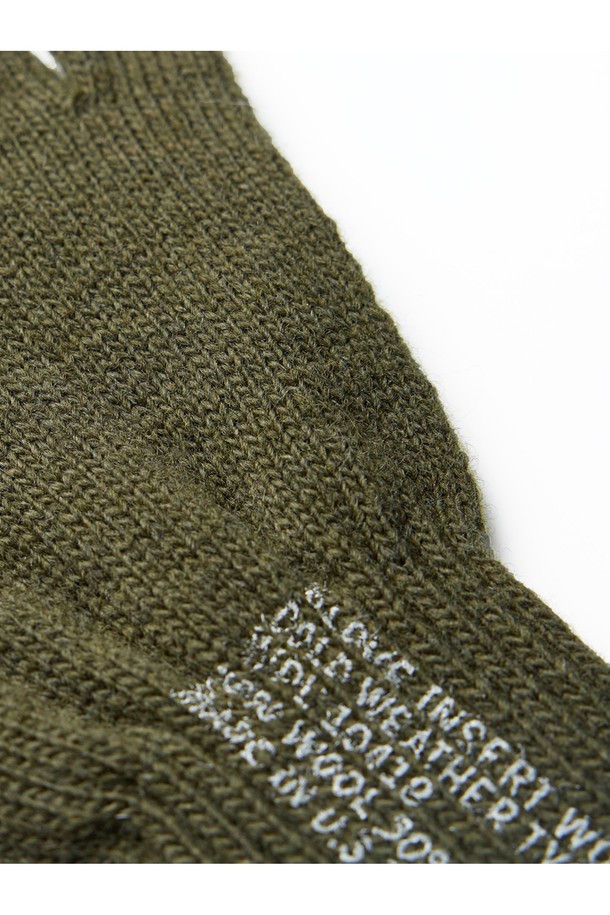 밀리터리 스타일의 핑거리스 장갑으로, 올리브 컬러가 특징입니다. 울과 아크릴 혼방 소재로 제작되어 부드러운 촉감과 뛰어난 보온성을 제공하며, 가을과 겨울철에 착용하기 좋습니다. 손가락 부분이 오픈되어 활동성을 높였으며, 등산룩, 캠핑룩, 캐주얼, 워크웨어, 미니멀 스타일 등 다양한 TPO와 스타일에 매치하기 좋습니다. 무지 디자인으로 어떤 스타일에도 쉽게 코디할 수 있는 실용적인 아이템입니다.
