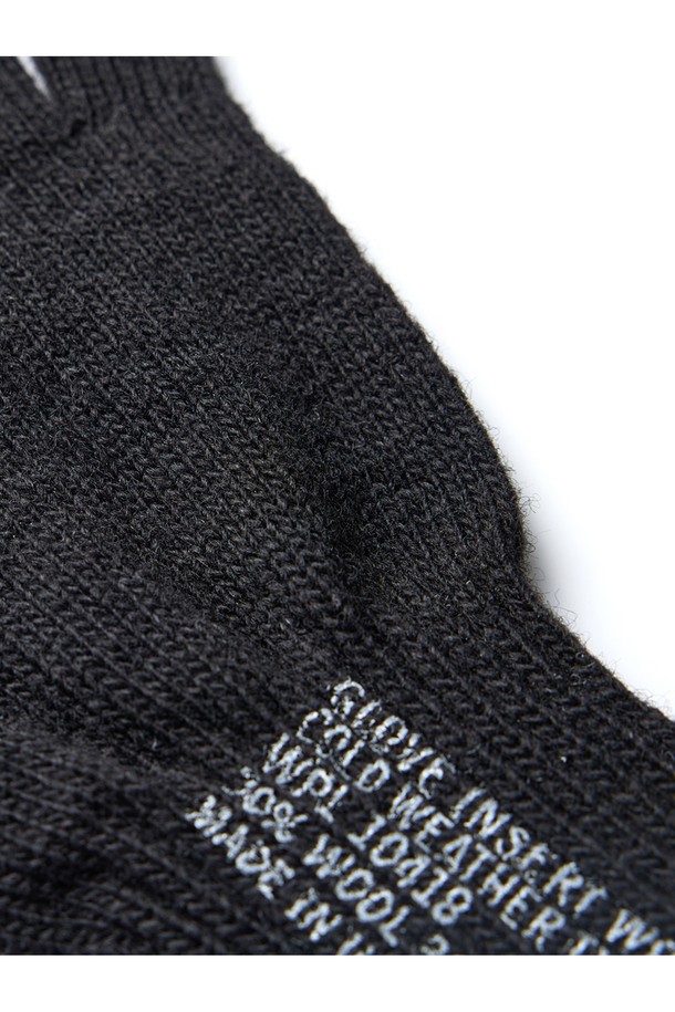 밀리터리 핑거리스 장갑 - 블랙은 일상과 아웃도어 활동에 적합한 남녀 공용 장갑입니다. 가을, 겨울철 보온성을 높여주는 두꺼운 두께감과 부드러운 촉감이 특징이며, 신축성 있는 나일론과 폴리에스터 혼방 소재로 제작되었습니다. 손가락이 노출되는 핑거리스 디자인은 캐주얼, 미니멀, 워크웨어 스타일과 잘 어울립니다. 무지 디자인의 블랙 컬러로 다양한 스타일에 매치하기 용이합니다. 밀리터리 스타일을 선호하는 분들께 추천합니다.
