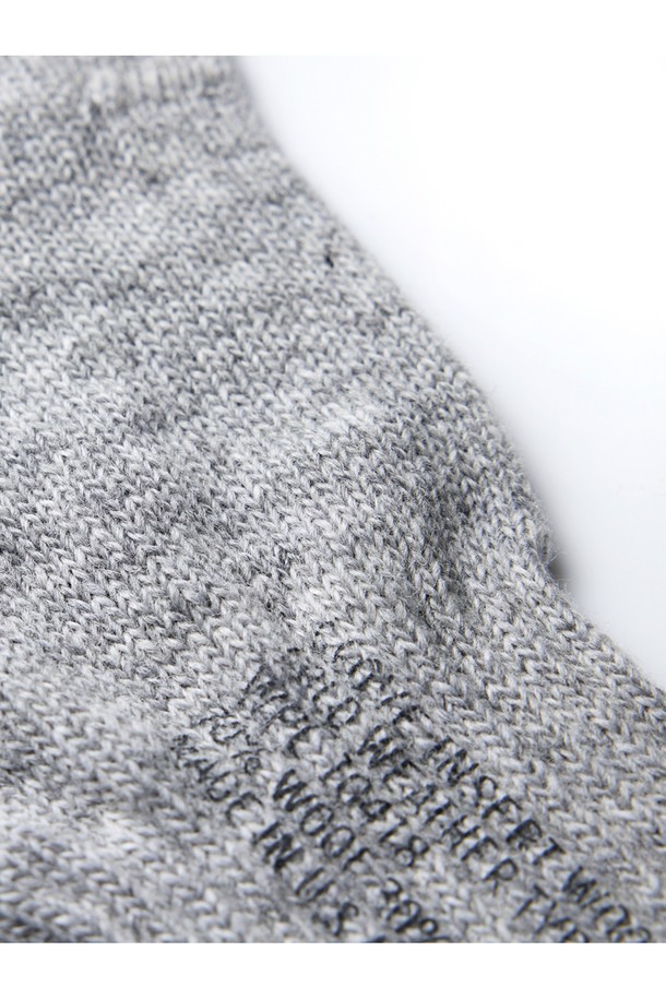 밀리터리 핑거리스 장갑 - 그레이는 가을, 겨울철에 착용하기 좋은 공용 장갑입니다. 부드러운 니트 소재의 골지 패턴으로 제작되어 따뜻하고 편안한 착용감을 제공합니다. 손가락 부분이 오픈된 핑거리스 디자인으로, 출근룩, 캐주얼, 미니멀, 워크웨어 스타일과 잘 어울립니다. 사이즈 조절이 가능하며, 얇은 두께감으로 활동성을 높였습니다. 그레이 컬러는 어떤 스타일에도 무난하게 매치되어 실용성을 더합니다.
