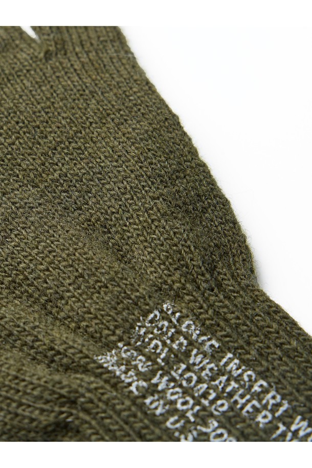 밀리터리 스타일을 강조한 올리브색 풀핑거 장갑입니다. 울과 나일론 혼방 소재로 제작되어 부드러운 촉감과 뛰어난 보온성을 자랑합니다. 가을, 겨울 시즌에 착용하기 좋으며, 일상생활은 물론 밀리터리 룩 연출에도 활용할 수 있습니다. 클래식, 미니멀, 워크웨어 스타일과 함께 출근룩에 포인트를 더해보세요. 
